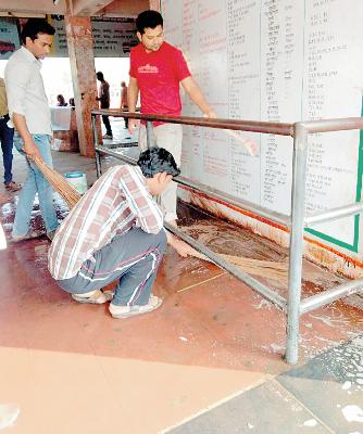 Public spaces and official offices are always available | सार्वजनिक स्थळ आणि शासकीय कार्यालयातील पिचकाऱ्या कायमच Public spaces and official offices are always available | सार्वजनिक स्थळ आणि शासकीय कार्यालयातील पिचकाऱ्या कायमच