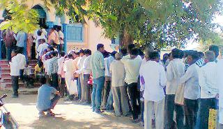 Finishing the range beyond the bank | बँकेसमोरील रांगा संपता संपेना Finishing the range beyond the bank | बँकेसमोरील रांगा संपता संपेना