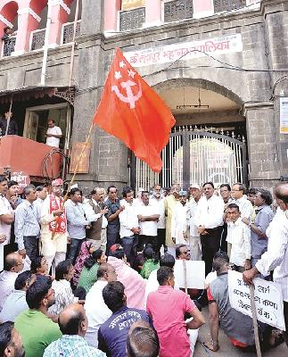 Stage holders municipal front | गाळेधारकांचा महापालिकेवर मोर्चा Stage holders municipal front | गाळेधारकांचा महापालिकेवर मोर्चा
