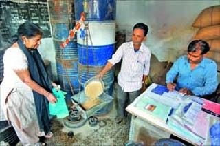 Seven hundred ration shops filled with shops | सातशे रेशन दुकानदारांनी भरले चलन Seven hundred ration shops filled with shops | सातशे रेशन दुकानदारांनी भरले चलन