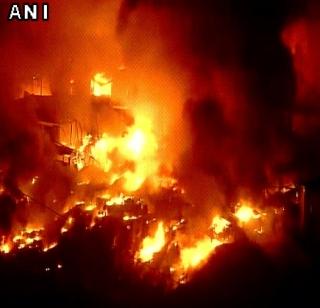 Warehouses in Mankhurd, a severe fire | मुंबईतील मानखुर्दमध्ये गोदामांना भीषण आग Warehouses in Mankhurd, a severe fire | मुंबईतील मानखुर्दमध्ये गोदामांना भीषण आग