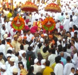 Solapur: The religious ritual ceremony of Gramadevat Shivayogi Siddharameshwar Yatra begins | सोलापूर: ग्रामदैवत शिवयोगी सिद्धरामेश्वर यात्रेच्या धार्मिक विधी सोहळ्यास सुरूवात