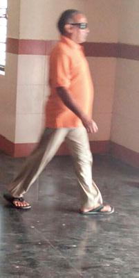 Murlidhar Maharaj removed the sadhu | मुरलीधर महाराजाने उतरविली साधूची खोळ Murlidhar Maharaj removed the sadhu | मुरलीधर महाराजाने उतरविली साधूची खोळ