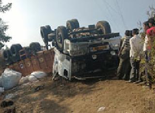 The driver collapsed and the driver died | रेलर उलटून चालक ठार The driver collapsed and the driver died | रेलर उलटून चालक ठार