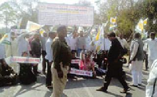 'Stop the road' in Badnera for a different Vidarbha | वेगळ्या विदर्भासाठी बडनेऱ्यात ‘रास्ता रोको’