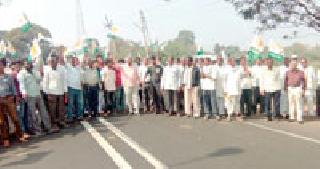 Chakkjam for the independent Vidarbha District | स्वतंत्र विदर्भासाठी जिल्हाभरात चक्काजाम Chakkjam for the independent Vidarbha District | स्वतंत्र विदर्भासाठी जिल्हाभरात चक्काजाम