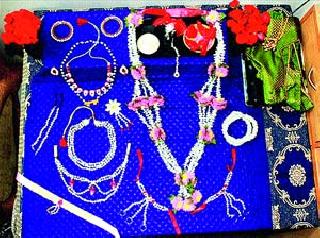 Brick market jewelery market | हलव्याच्या दागिन्यांनी सजली बाजारपेठ