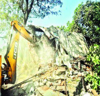 The municipal corporation broke the house near the Wadale lake | वडाळे तलावाजवळील घर पालिकेने तोडले The municipal corporation broke the house near the Wadale lake | वडाळे तलावाजवळील घर पालिकेने तोडले