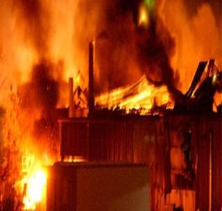 In Palghar, a house fire, two women have died | पालघरमध्ये घराला भीषण आग, २ महिला मृत्यूमुखी In Palghar, a house fire, two women have died | पालघरमध्ये घराला भीषण आग, २ महिला मृत्यूमुखी