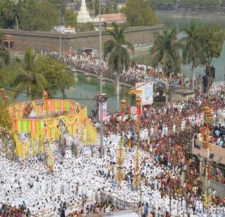 As Satyam, the attention was paid to the attention of Satyam | सत्यम सत्यम म्हणताच लक्ष लक्ष हातानी टाकल्या अक्षता