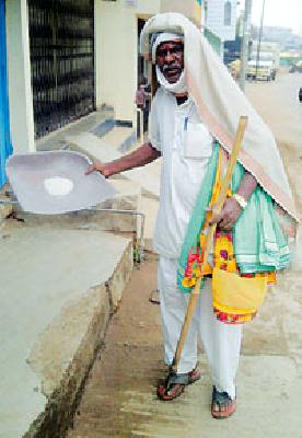 Donation | दान पावले हो, म्हणणारे पांगूळ आधाराविना Donation | दान पावले हो, म्हणणारे पांगूळ आधाराविना