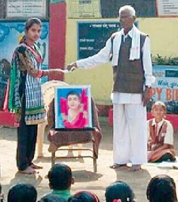 The teacher's hand was made to become an orphan | अनाथाचे नाथ बनण्यास सरसावले शिक्षकांचे हात The teacher's hand was made to become an orphan | अनाथाचे नाथ बनण्यास सरसावले शिक्षकांचे हात