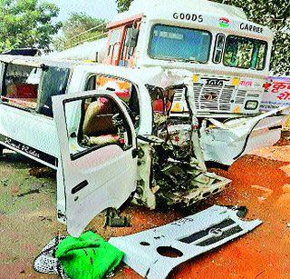 11 passengers were injured in the accident | अपघातात ११ प्रवासी जखमी 11 passengers were injured in the accident | अपघातात ११ प्रवासी जखमी