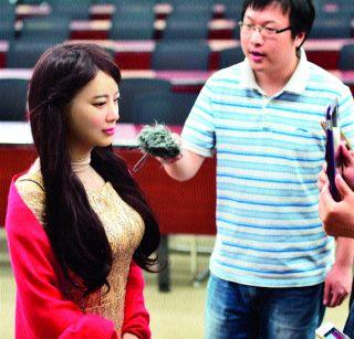 'She' is a smart robot | ‘ती’ आहे स्मार्ट रोबो 'She' is a smart robot | ‘ती’ आहे स्मार्ट रोबो