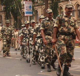 Ban on jawans from using social media - Home Ministry restrictions | जवानांना सोशल मीडिया वापरण्यास बंदी - गृहमंत्रालयाचे निर्बंध Ban on jawans from using social media - Home Ministry restrictions | जवानांना सोशल मीडिया वापरण्यास बंदी - गृहमंत्रालयाचे निर्बंध