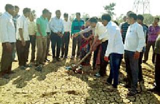 Tahsildar did without administrative approval Bhumi Pujan! | प्रशासकीय मंजुरीविना केले तहसीलदारांनी भूमिपूजन ! Tahsildar did without administrative approval Bhumi Pujan! | प्रशासकीय मंजुरीविना केले तहसीलदारांनी भूमिपूजन !