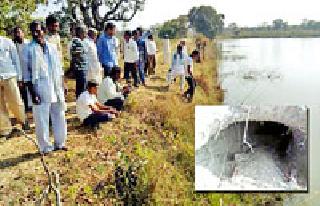 Crocodile made home for yourself! | मगरीने तयार केले स्वत:साठी घर! Crocodile made home for yourself! | मगरीने तयार केले स्वत:साठी घर!