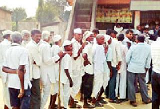 Failure for a lesser compensation | अल्प मोबदल्यासाठी निराधारांची फरफट Failure for a lesser compensation | अल्प मोबदल्यासाठी निराधारांची फरफट