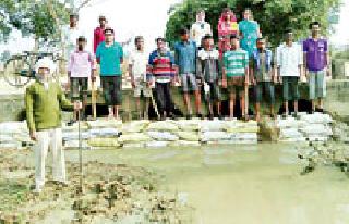 Two bunds from the labor force built by the Sindhi residents | सिंदीपारवासीयांनी बांधले श्रमदानातून दोन बंधारे Two bunds from the labor force built by the Sindhi residents | सिंदीपारवासीयांनी बांधले श्रमदानातून दोन बंधारे