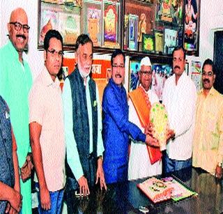 Anna Hazare's visit to Banar Credit Society | बाणेर पतसंस्थेला अण्णा हजारेंची भेट Anna Hazare's visit to Banar Credit Society | बाणेर पतसंस्थेला अण्णा हजारेंची भेट