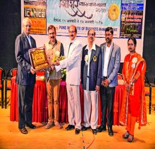 Awards to Makrand Anasapure | मकरंद अनासपुरे यांना पुरस्कार प्रदान