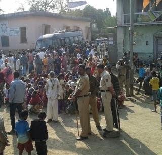 Jalgaon: The rebellion of the men of the nation has been burnt down | जळगाव : राष्ट्रपुरूषांच्या विटंबनेमुळे भालोद पेटले Jalgaon: The rebellion of the men of the nation has been burnt down | जळगाव : राष्ट्रपुरूषांच्या विटंबनेमुळे भालोद पेटले