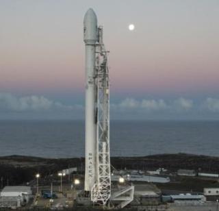 Rocket flight again from Space-X | स्पेस-एक्सकडून पुन्हा रॉकेटचे उड्डाण Rocket flight again from Space-X | स्पेस-एक्सकडून पुन्हा रॉकेटचे उड्डाण