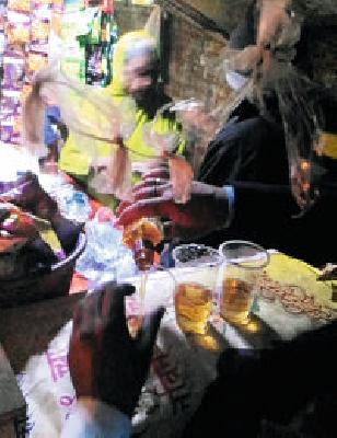 The square became a mini beerbar | चौक बनला मिनी बीअरबार The square became a mini beerbar | चौक बनला मिनी बीअरबार