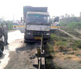 Highway collapsed on Mungoli bridge of Wardha river | वर्धा नदीच्या मुंगोली पुलावर हायवा आदळला