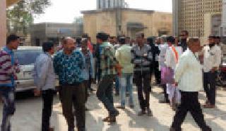 Stress by the professional suicide of the hand | हातठेला व्यावसायिकाच्या आत्महत्येने तणाव Stress by the professional suicide of the hand | हातठेला व्यावसायिकाच्या आत्महत्येने तणाव