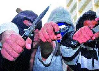 Cineaste panic of the goons Sunday | रविवार कारंजावर गुंडांची सिनेस्टाइल दहशत Cineaste panic of the goons Sunday | रविवार कारंजावर गुंडांची सिनेस्टाइल दहशत