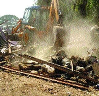 Unprotected construction on the Eastern Express Highway collapsed | पूर्व द्रुतगती मार्गावरील अनधिकृत बांधकामे जमीनदोस्त