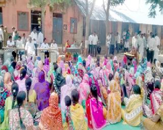 Ranaragini's inspirational fight for liquor ban in Jalgaon | जळगावात दारुबंदीसाठी रणरागिणींचा प्रेरणादायी लढा Ranaragini's inspirational fight for liquor ban in Jalgaon | जळगावात दारुबंदीसाठी रणरागिणींचा प्रेरणादायी लढा