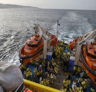 180 refugees disappeared after boat hit the Mediterranean Sea | भूमध्य सागरात बोट उलटून 180 निर्वासित बेपत्ता 180 refugees disappeared after boat hit the Mediterranean Sea | भूमध्य सागरात बोट उलटून 180 निर्वासित बेपत्ता