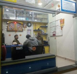Voodoo robbery on VIDEO-petrol pump | VIDEO- पेट्रोल पंपावर बंदुकीच्या धाकानं टाकला दरोडा Voodoo robbery on VIDEO-petrol pump | VIDEO- पेट्रोल पंपावर बंदुकीच्या धाकानं टाकला दरोडा