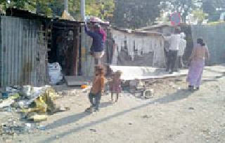 Chimukala's Eye Viewed Roof | चिमुकल्यांच्या डोळ्यादेखत उजाडले छप्पर