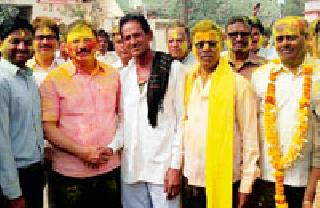 Congress flag on Digras Agricultural Produce Market Committee | दिग्रस कृषी उत्पन्न बाजार समितीवर काँग्रेसचा झेंडा Congress flag on Digras Agricultural Produce Market Committee | दिग्रस कृषी उत्पन्न बाजार समितीवर काँग्रेसचा झेंडा