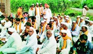 Muffler distributed to the warchers at Khamkheda to Trimbakeshwar Dindi | खामखेडा ते त्र्यंबकेश्वर दिंडीतील वारकऱ्यांना मफलरचे वाटप Muffler distributed to the warchers at Khamkheda to Trimbakeshwar Dindi | खामखेडा ते त्र्यंबकेश्वर दिंडीतील वारकऱ्यांना मफलरचे वाटप
