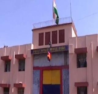 Death of the father after the father's hideout, outside jail prison | वडिलांच्या गळाभेटीनंतर मुलाचा मृत्यू, कळंबा कारागृहाबाहेरील प्रसंग Death of the father after the father's hideout, outside jail prison | वडिलांच्या गळाभेटीनंतर मुलाचा मृत्यू, कळंबा कारागृहाबाहेरील प्रसंग
