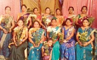 Distribution of trees made by women | महिलांनी केले झाडांचे वितरण