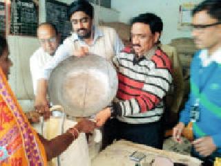 Distribution of grain distribution through POS in district | जिल्ह्यात ‘पीओएस’द्वारे धान्य वितरणास सुरूवात Distribution of grain distribution through POS in district | जिल्ह्यात ‘पीओएस’द्वारे धान्य वितरणास सुरूवात