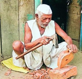 The 82-year-old Judge Ajlia | ८२व्या वर्षीही कलेला न्याय देणारा अवलिया The 82-year-old Judge Ajlia | ८२व्या वर्षीही कलेला न्याय देणारा अवलिया