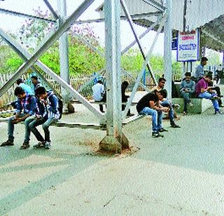 Security of Akurdi station Ram Bharos | आकुर्डी स्थानकाची सुरक्षा रामभरोसे Security of Akurdi station Ram Bharos | आकुर्डी स्थानकाची सुरक्षा रामभरोसे