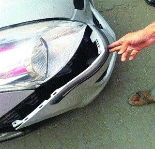 A police van hit the newspaper vendor's car | वृत्तपत्रविक्रेत्याच्या गाडीला पोलीस व्हॅनची धडक A police van hit the newspaper vendor's car | वृत्तपत्रविक्रेत्याच्या गाडीला पोलीस व्हॅनची धडक