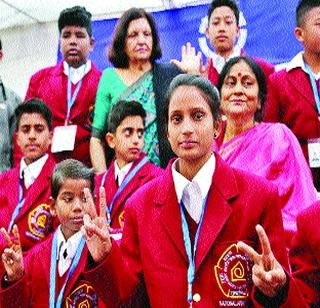 Nishala Dilshala Balshowdhury award from firefighter from Chinmokal | चिमुकलीला आगीतून वाचवणाऱ्या निशाला बालशौर्य पुरस्कार Nishala Dilshala Balshowdhury award from firefighter from Chinmokal | चिमुकलीला आगीतून वाचवणाऱ्या निशाला बालशौर्य पुरस्कार