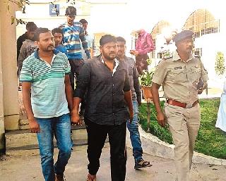 Police suspended both the accused in the case | ‘हाणामारी प्रकरणातील दोन्ही पोलिस निलंबित’