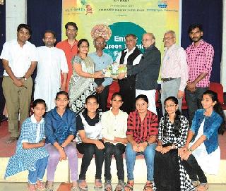 In the city, 'debt relief', 'inertia' in rural areas first | शहरात ‘ऋणानुबंध,’ तर ग्रामीणमध्ये ‘इतिकर्तव्यता’ प्रथम