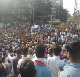 In the Central Railway disorder, trainers of slum dwellers near Titwala | मध्य रेल्वे विस्कळीत, टिटवाळ्याजवळ झोपडपट्टीधारकांचा रेलरोको In the Central Railway disorder, trainers of slum dwellers near Titwala | मध्य रेल्वे विस्कळीत, टिटवाळ्याजवळ झोपडपट्टीधारकांचा रेलरोको