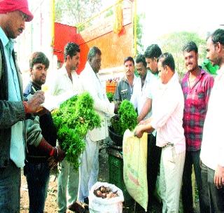 Farmers get duplicate from direct sale of vegetable! | भाजीपाला थेट विक्रीतून शेतक-यांना मिळाला दुप्पट भाव! Farmers get duplicate from direct sale of vegetable! | भाजीपाला थेट विक्रीतून शेतक-यांना मिळाला दुप्पट भाव!