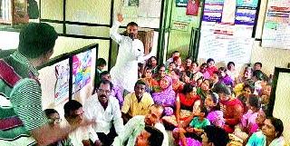 Women's movement in power distribution office | वीज वितरणच्या कार्यालयात महिलांचे ठिय्या आंदोलन